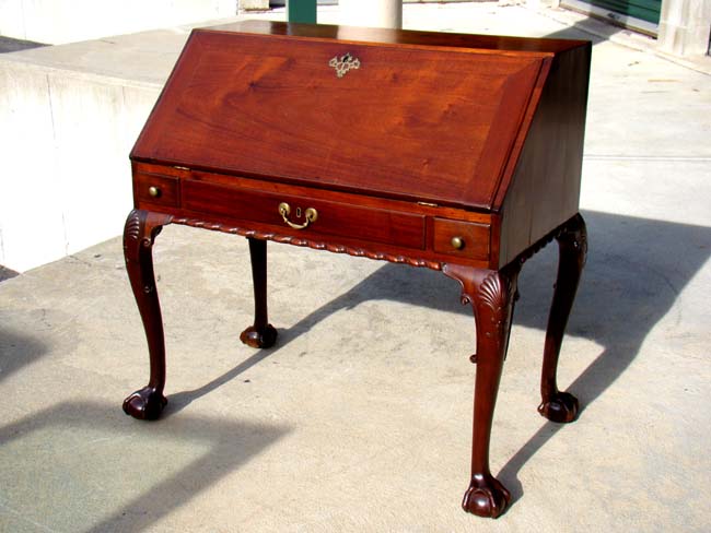 An 18th century Irish mahogany slant-front desk on cabriole legs circa 1750 — image 3